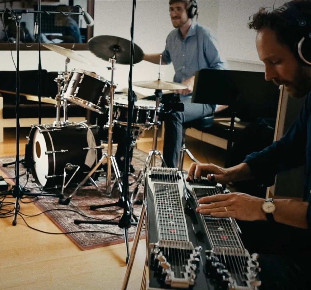 The Brudy Ensemble im Studio, vorne Karsten Brudy an der Pedal-Steel-Gitarre